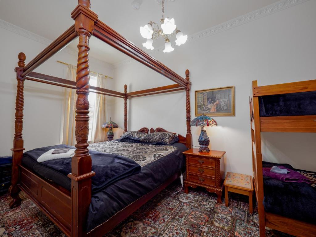 Postel nebo postele na pokoji v ubytování Otira Stagecoach Hotel