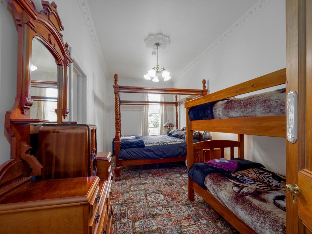 Postel nebo postele na pokoji v ubytování Otira Stagecoach Hotel