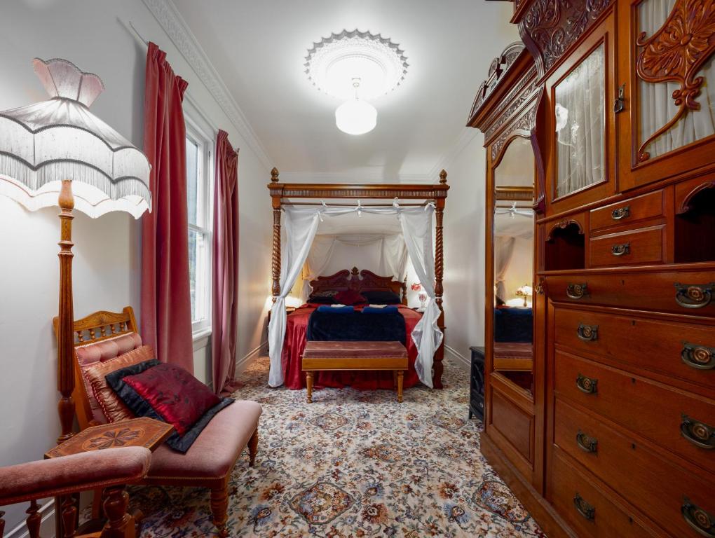 Postel nebo postele na pokoji v ubytování Otira Stagecoach Hotel