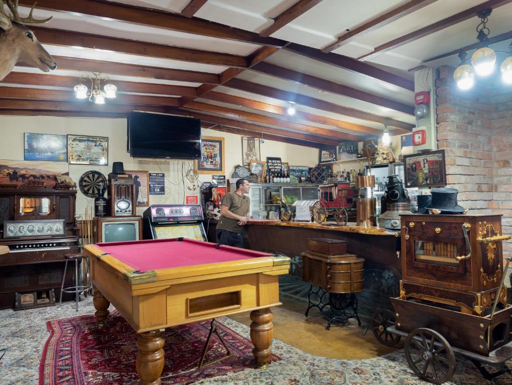 TV a/nebo společenská místnost v ubytování Otira Stagecoach Hotel