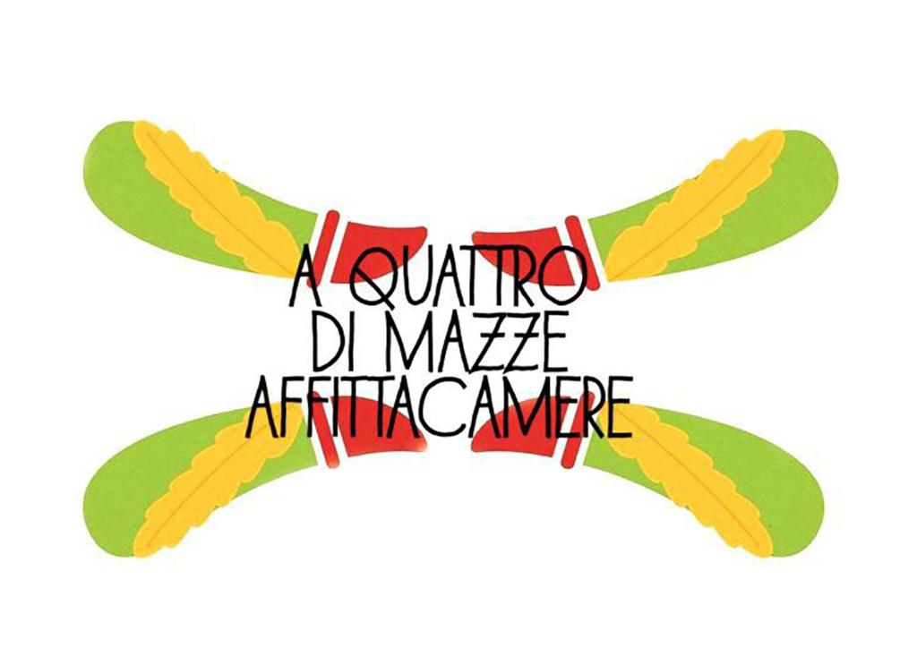 Un avion à hélices avec les mots aaho dmasy avion camp dans l'établissement A Quattro di Mazze, à Trapani