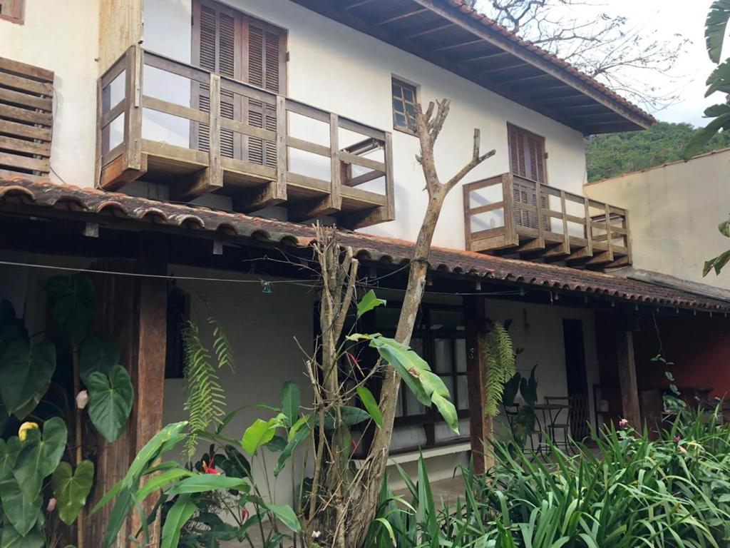 um edifício com varandas de madeira ao lado em Tranquilidade e Sossego em Ilhabela em Ilhabela