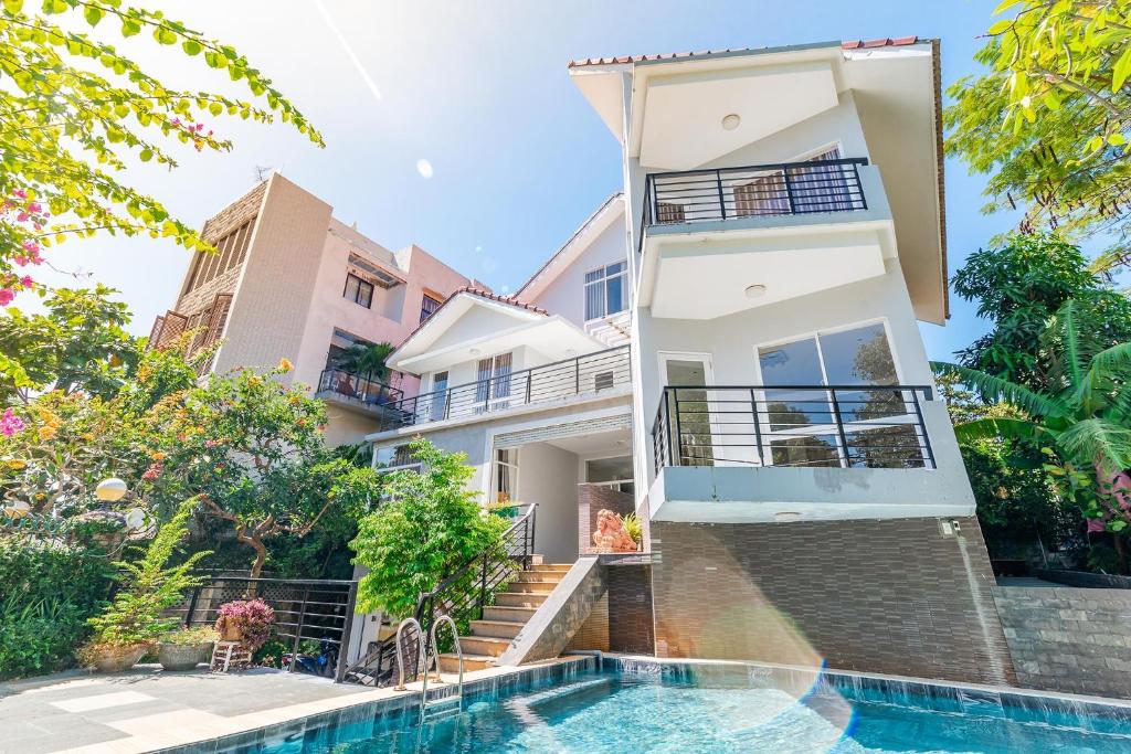 un edificio de apartamentos con piscina frente a él en Seaview Palm Villa 17 Biệt Thự Hồ Bơi View Biển Vũng Tàu, en Vung Tau