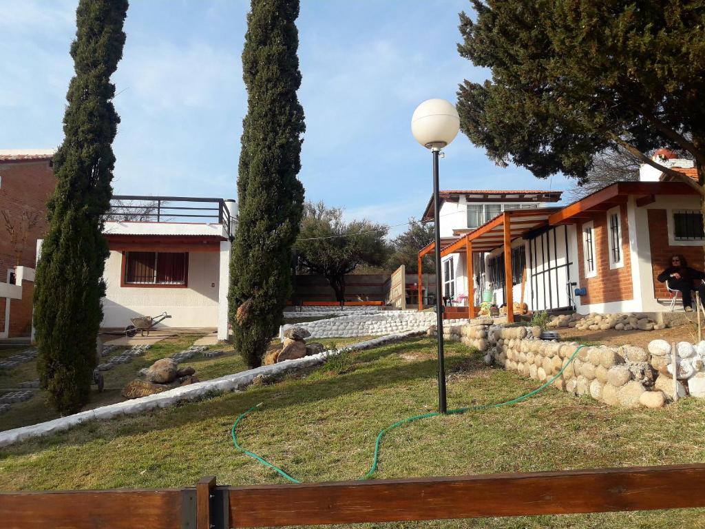 une maison avec un éclairage de rue dans la cour dans l'établissement Mini Complejo Familiar Roque, à Mina Clavero