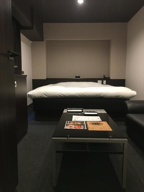 Postel nebo postele na pokoji v ubytování Nagoyaeki Access Hotel