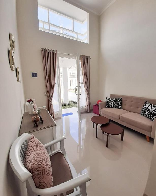 Gallery image of Villa Blossom Kayana Regency E7 in Batu