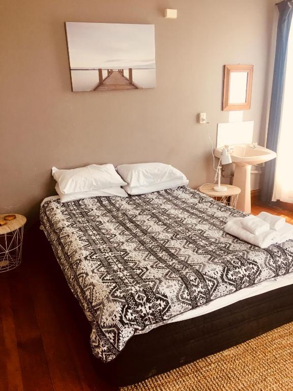 Postel nebo postele na pokoji v ubytování HarbourView Hotel