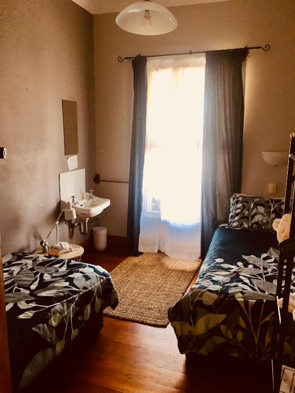 Postel nebo postele na pokoji v ubytování HarbourView Hotel