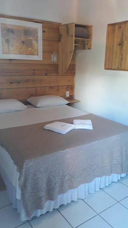 Uma cama ou camas num quarto em Pousada Bar Café Algas Marinhas