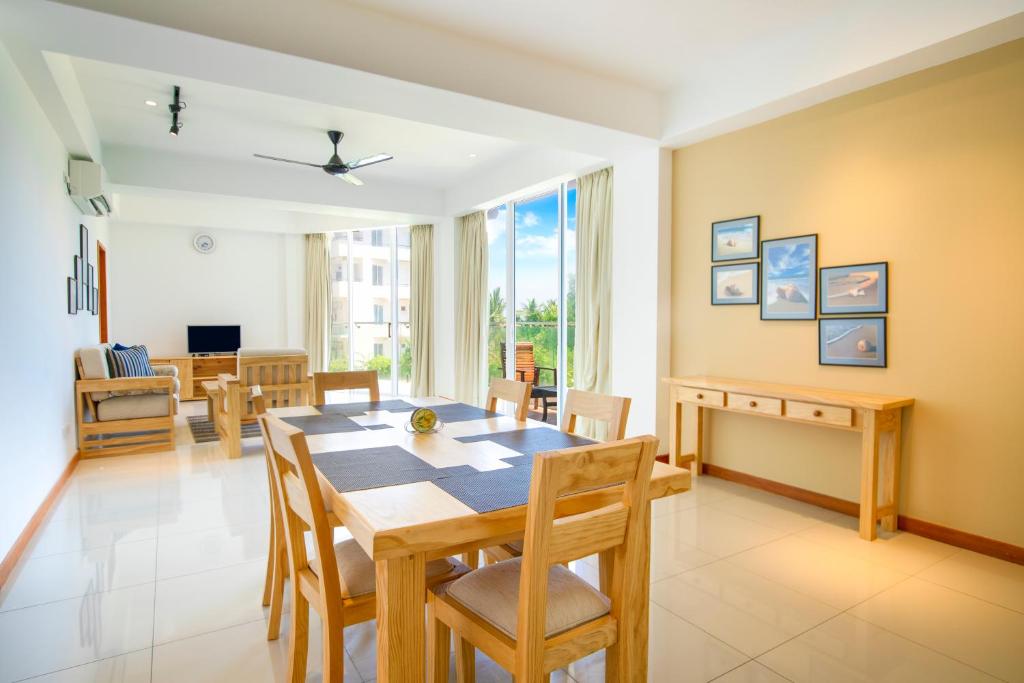 TV a/nebo společenská místnost v ubytování Oceanfront Condominium - Nilaveli