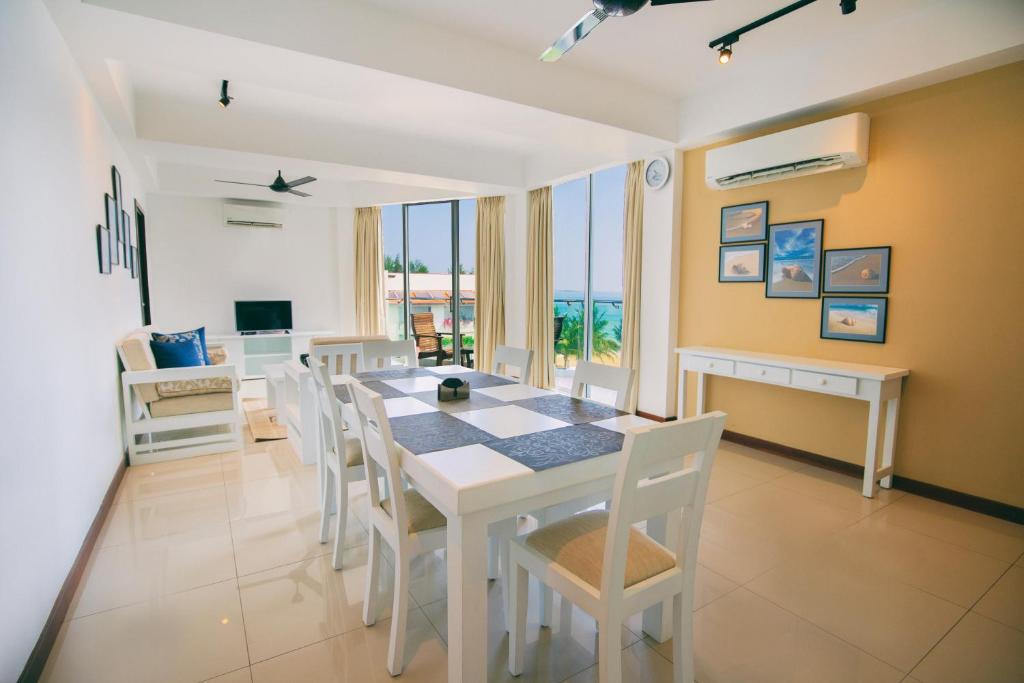 TV a/nebo společenská místnost v ubytování Oceanfront Condominium - Nilaveli