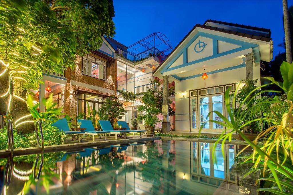 eine Villa mit einem Pool in der Nacht in der Unterkunft An Bang River Lake Villa in Hoi An