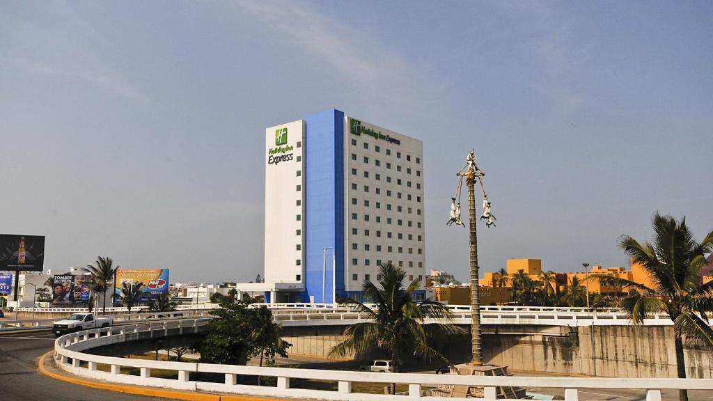 un edificio alto azul y blanco en una ciudad en Holiday Inn Express Veracruz Boca del Rio, an IHG Hotel, en Veracruz