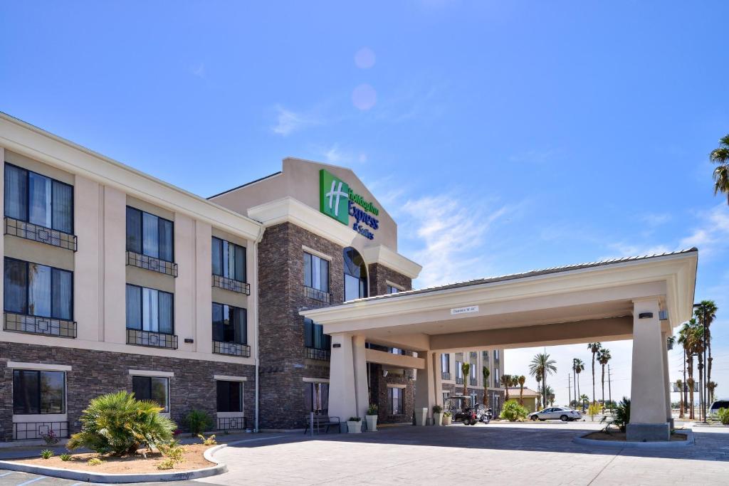 um hotel com uma placa na frente em Holiday Inn Express & Suites Indio - Coachella Valley, an IHG Hotel em Indio