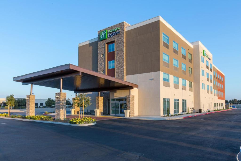 a large building with a parking meter on top of it at Holiday Inn Express Visalia-Sequoia Gateway Area, an IHG Hotel in Visalia
