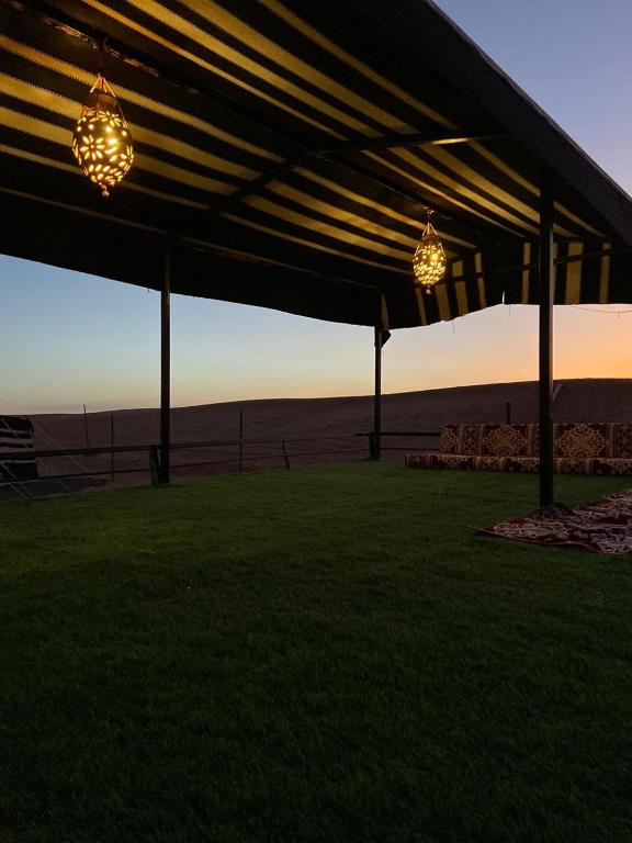 Východ nebo západ slunce při pohledu z luxury tent nebo okolí