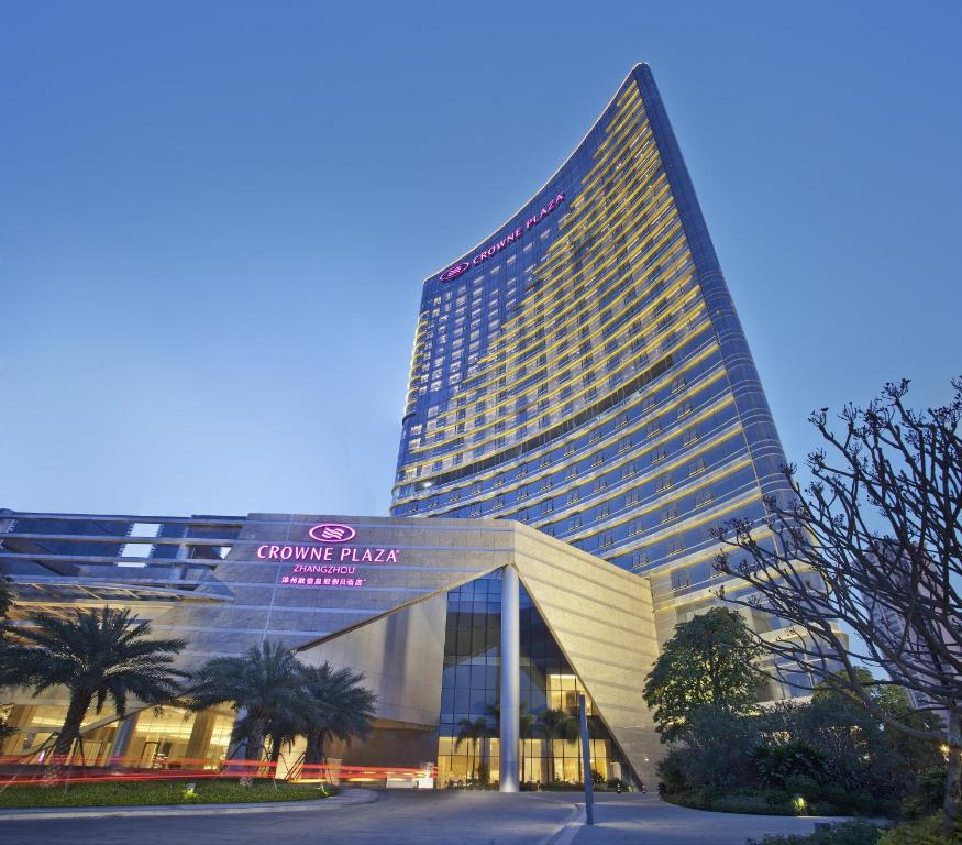 un gran edificio con un cartel delante en Crowne Plaza Zhangzhou, an IHG Hotel, en Zhangzhou