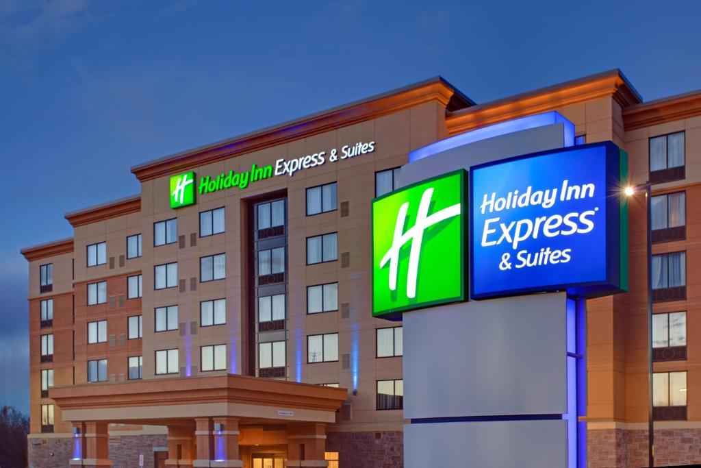 un hotel con un cartel para el Holiday inn express y las suites en Holiday Inn Express Hotel & Suites Ottawa West-Nepean, an IHG Hotel, en Ottawa