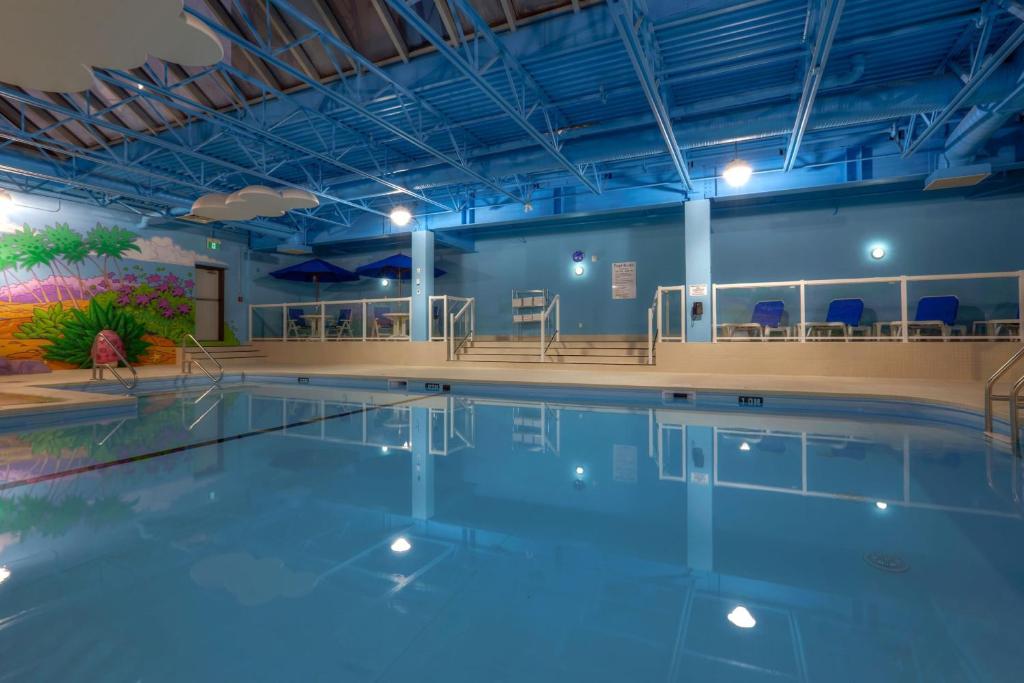 Bazén v ubytování Holiday Inn Express Winnipeg Airport - Polo Park by IHG nebo v jeho okolí