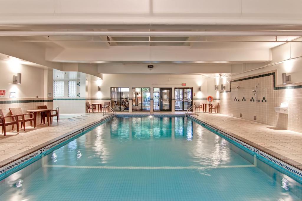 Bazén v ubytování Holiday Inn Express Kamloops by IHG nebo v jeho okolí