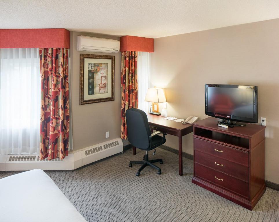 TV a/nebo společenská místnost v ubytování Holiday Inn Express Red Deer by IHG