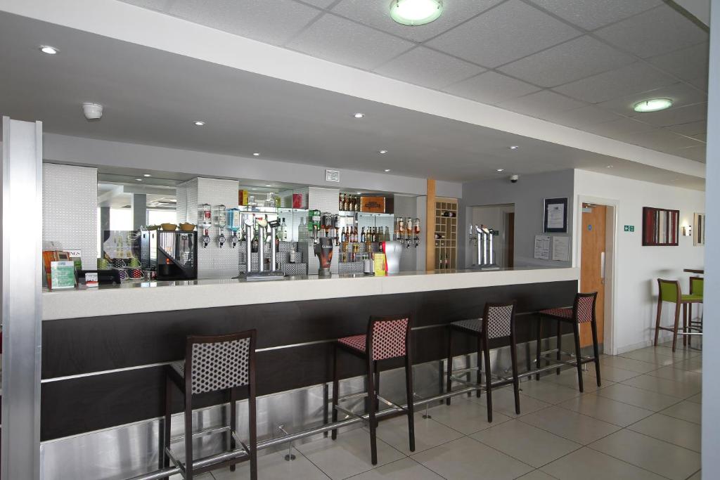 Lounge nebo bar v ubytování Holiday Inn Express Nuneaton by IHG