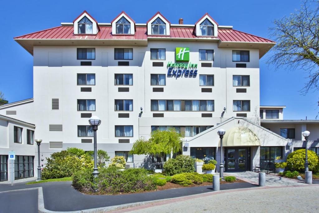 an exterior view of the hotel at Holiday Inn Express Boston-Waltham, an IHG Hotel in Waltham