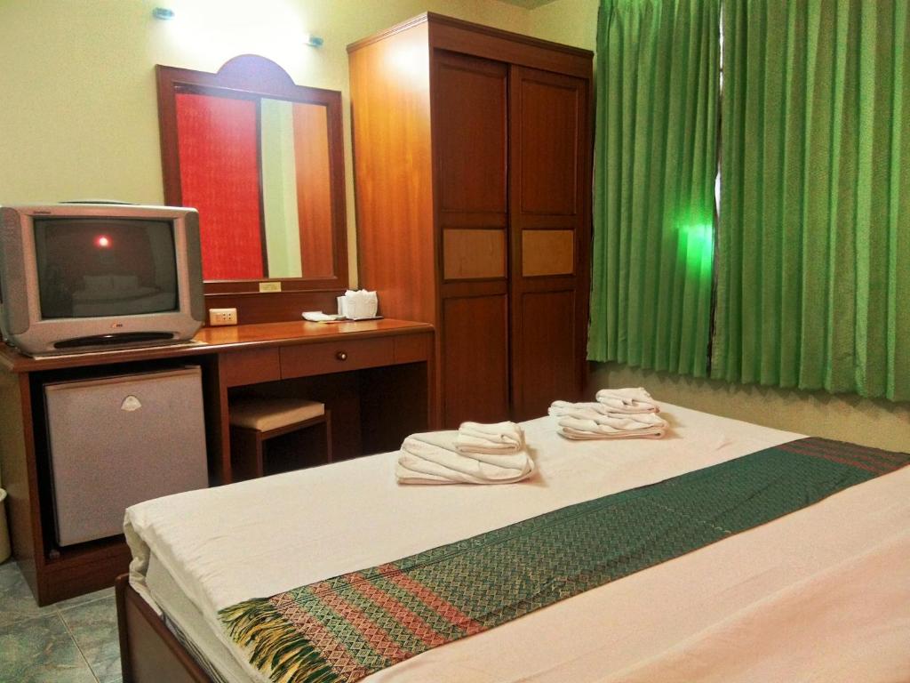 Postel nebo postele na pokoji v ubytování Thepparat Lodge Krabi