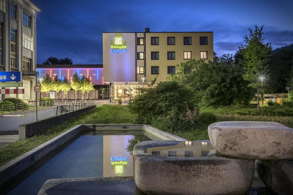 einem Wasserpool vor einem Gebäude in der Unterkunft Holiday Inn Express Singen, an IHG Hotel in Singen