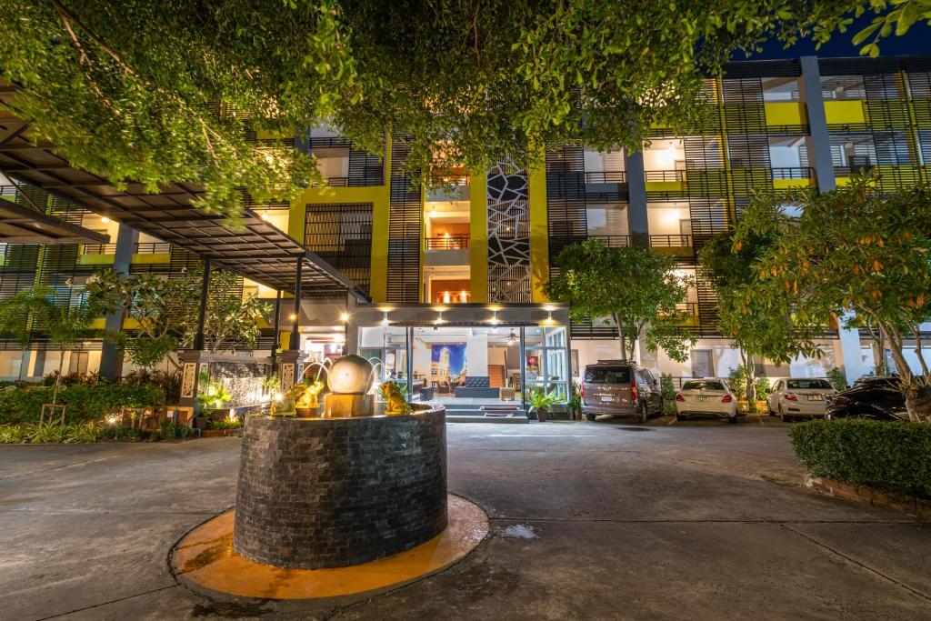 SB Living Place Hotel Phuket Town - Resim 1