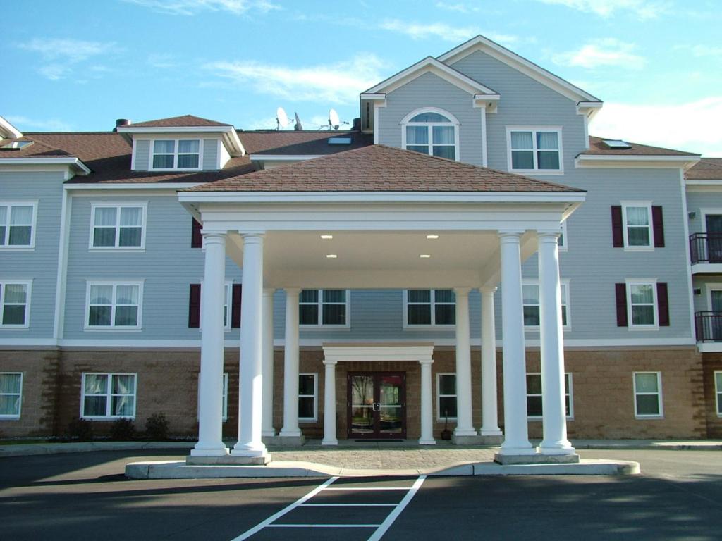 ein großes weißes Gebäude mit einem Pavillon in der Unterkunft Holiday Inn Express Hotel & Suites White River Junction, an IHG Hotel in White River Junction
