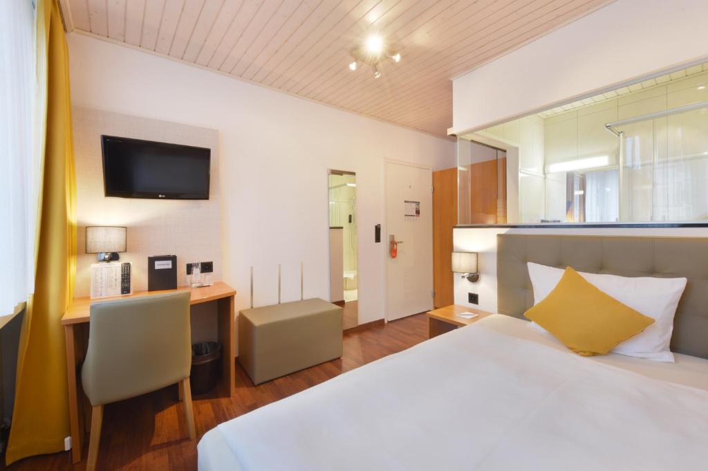 Postel nebo postele na pokoji v ubytování Hotel Engel