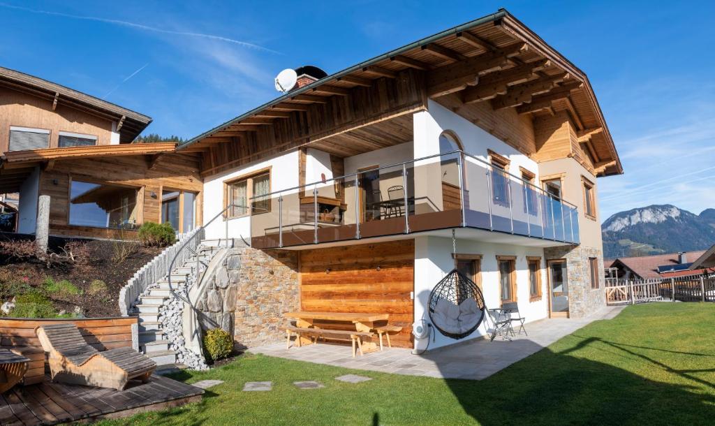 Cette maison dispose d'une terrasse et d'un balcon. dans l'établissement ArtiHome, à Hopfgarten im Brixental