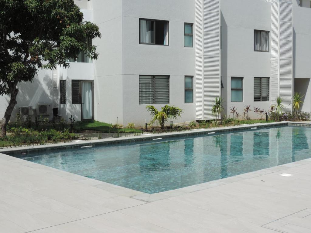 Bazén v ubytování CAPLAGE - BEACHFRONT GROUND FLOOR APARTMENT in TAMARIN nebo v jeho okolí
