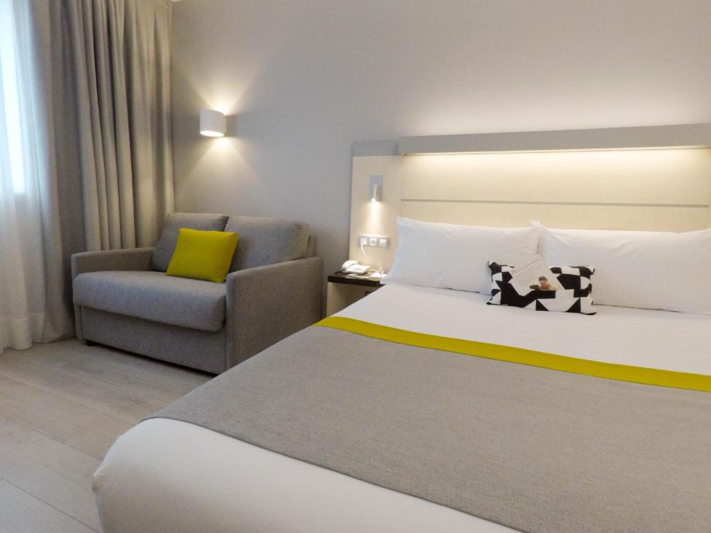 Postel nebo postele na pokoji v ubytování Holiday Inn Express Pamplona by IHG