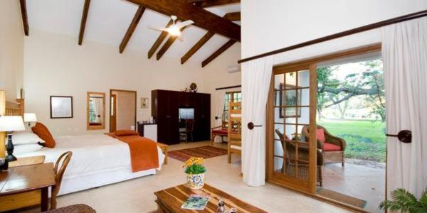 Postel nebo postele na pokoji v ubytování Lupus Den Country House B&B
