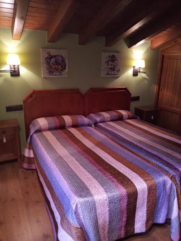 Postel nebo postele na pokoji v ubytování CASA RURAL LA MONTESINA