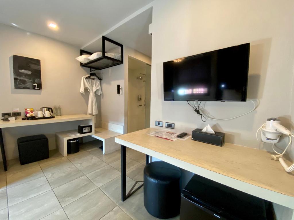 TV a/nebo společenská místnost v ubytování WE Terminal Hotel