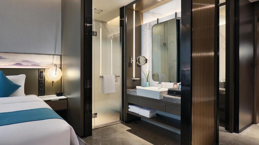 Postel nebo postele na pokoji v ubytování Crowne Plaza Wuhan Development Zone by IHG