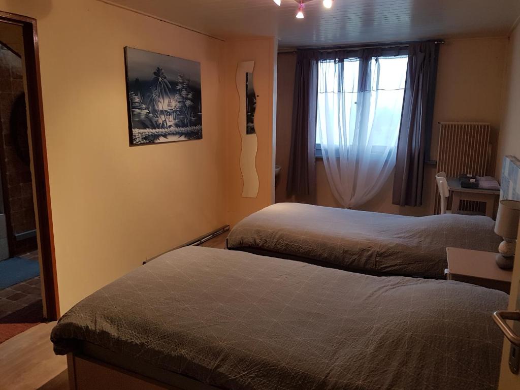 Postel nebo postele na pokoji v ubytování Hotel de la Gare, Vendlincourt