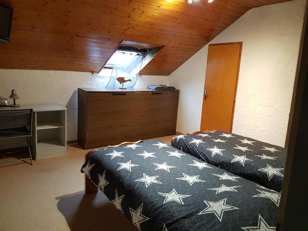 Postel nebo postele na pokoji v ubytování Hotel de la Gare, Vendlincourt