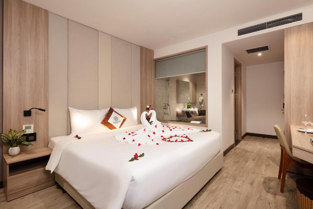 Postel nebo postele na pokoji v ubytování Nalicas Nha Trang Hotel