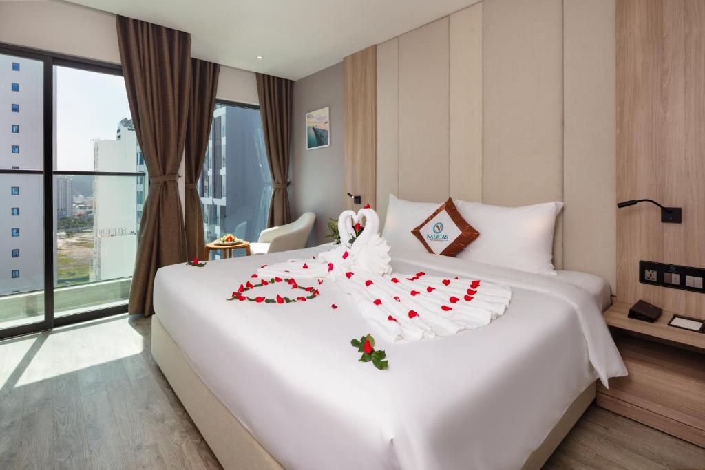 Postel nebo postele na pokoji v ubytování Nalicas Nha Trang Hotel