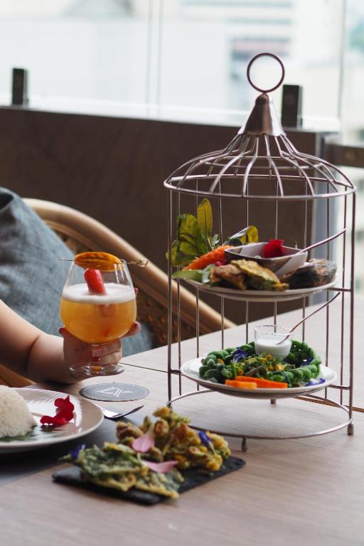 Eleven Hotel Bangkok Sukhumvit 11 - Resim 6