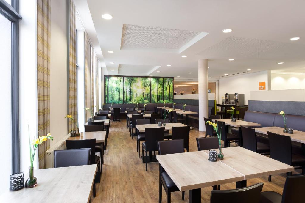 Holiday Inn Express Augsburg, an IHG Hotel tesisinde bir restoran veya yemek mekanı