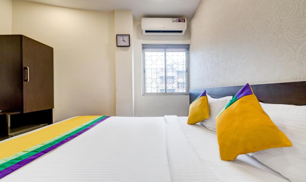 Postel nebo postele na pokoji v ubytování Itsy Hotels Neeranand Plaza