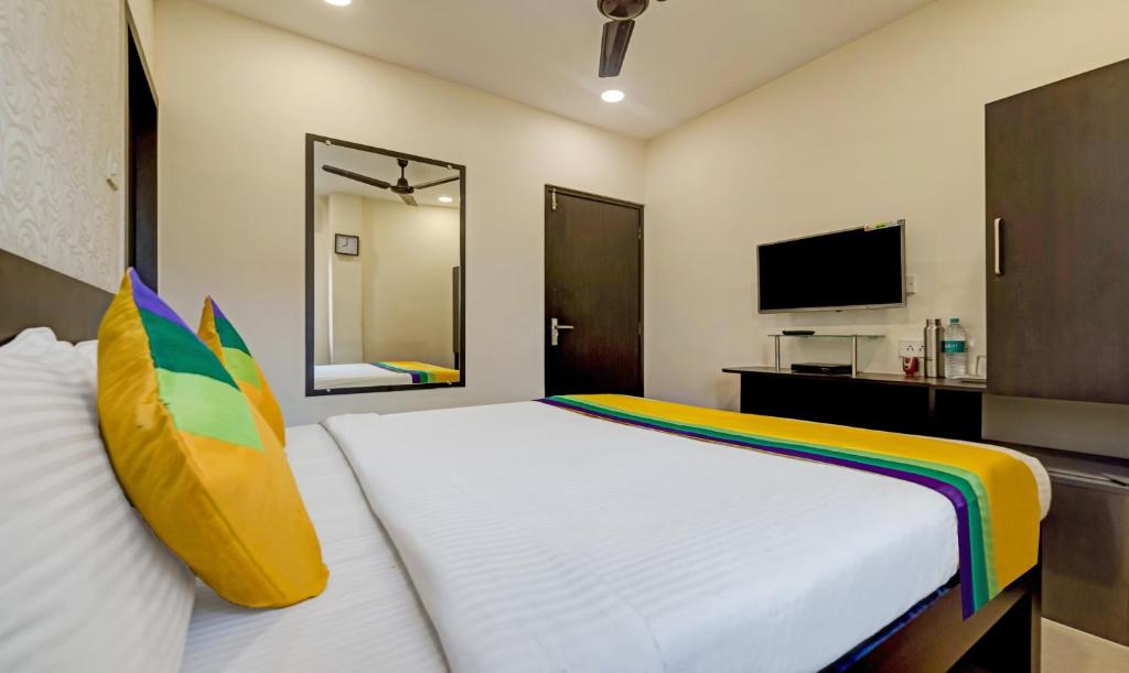 TV a/nebo společenská místnost v ubytování Itsy Hotels Neeranand Plaza