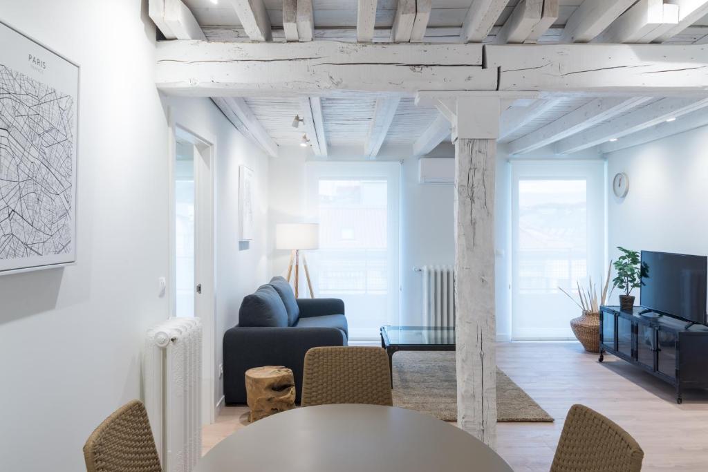 a living room with a table and a couch at Apartamento Urban in San Sebastián