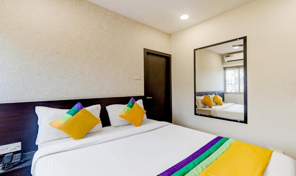 Postel nebo postele na pokoji v ubytování Itsy Hotels Neeranand Plaza