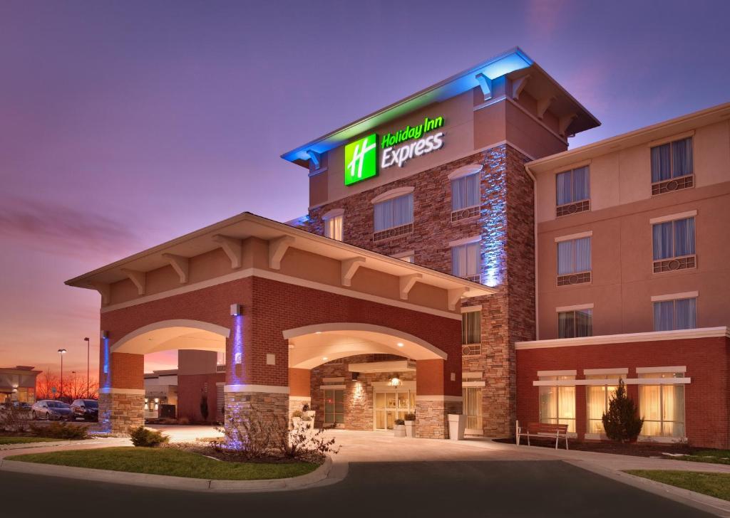 um hotel com uma placa em cima em Holiday Inn Express & Suites Overland Park, an IHG Hotel em Overland Park